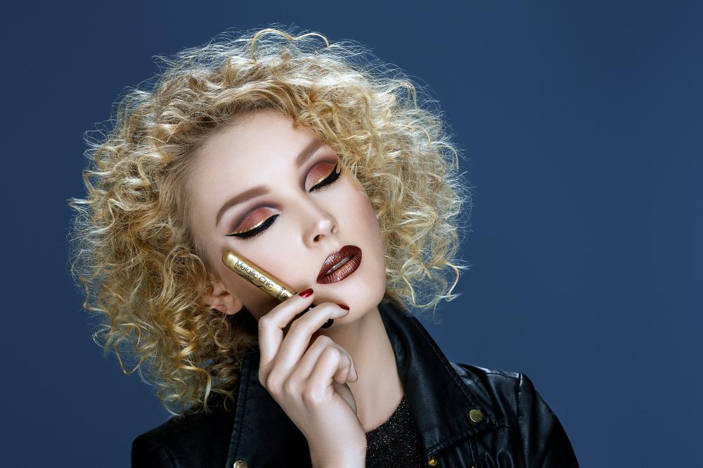 Niech moda na metaliczny połysk trafi do Twojej kosmetyczki!